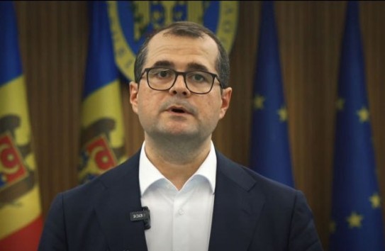 {Тофан обещал «резать по живому», но пока «режет» не аппарат, а доверие} Молдавские Ведомости