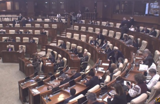 {Парламент рассматривает структуру и численность армии на закрытом заседании} Молдавские Ведомости