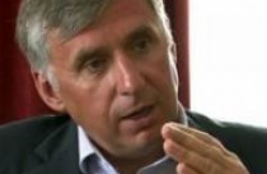 {Ион Стурза: «Вместо того, чтобы править, власть расщепляет молекулы»} Молдавские Ведомости