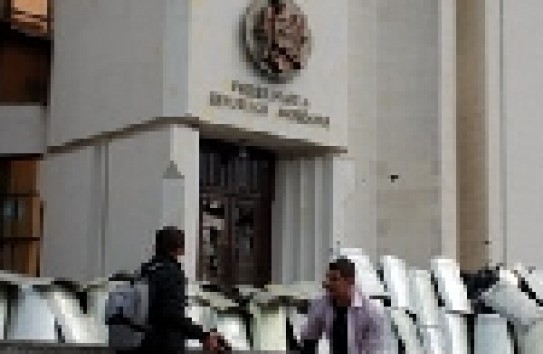 {Команду поднять флаги ЕС и Румынии над резиденцией президента и парламентом дал Владимир Цуркан} Молдавские Ведомости