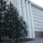 Один из депутатов покидает парламент