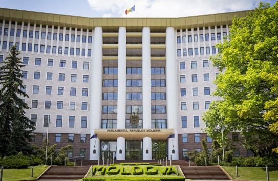 {Парламент организует специальную программу для осенних школьных каникул} Молдавские Ведомости