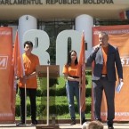 Съезд партии "Наши" прошел перед зданием парламента