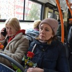В одесских троллейбусах пассажиркам дарили розы и играли для них "Семь сорок"