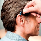 Всемирный день слуха: носить слуховые аппараты так же нормально, как носить очки