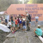 Молдавские поисковики побывали с детьми из летнего лагеря на мемориале воинской славы в Хынчештском районе